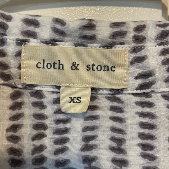 Anthropologie Cloth & Stone Pebble Print Shirt gray & white XS - Picture 2 of 9